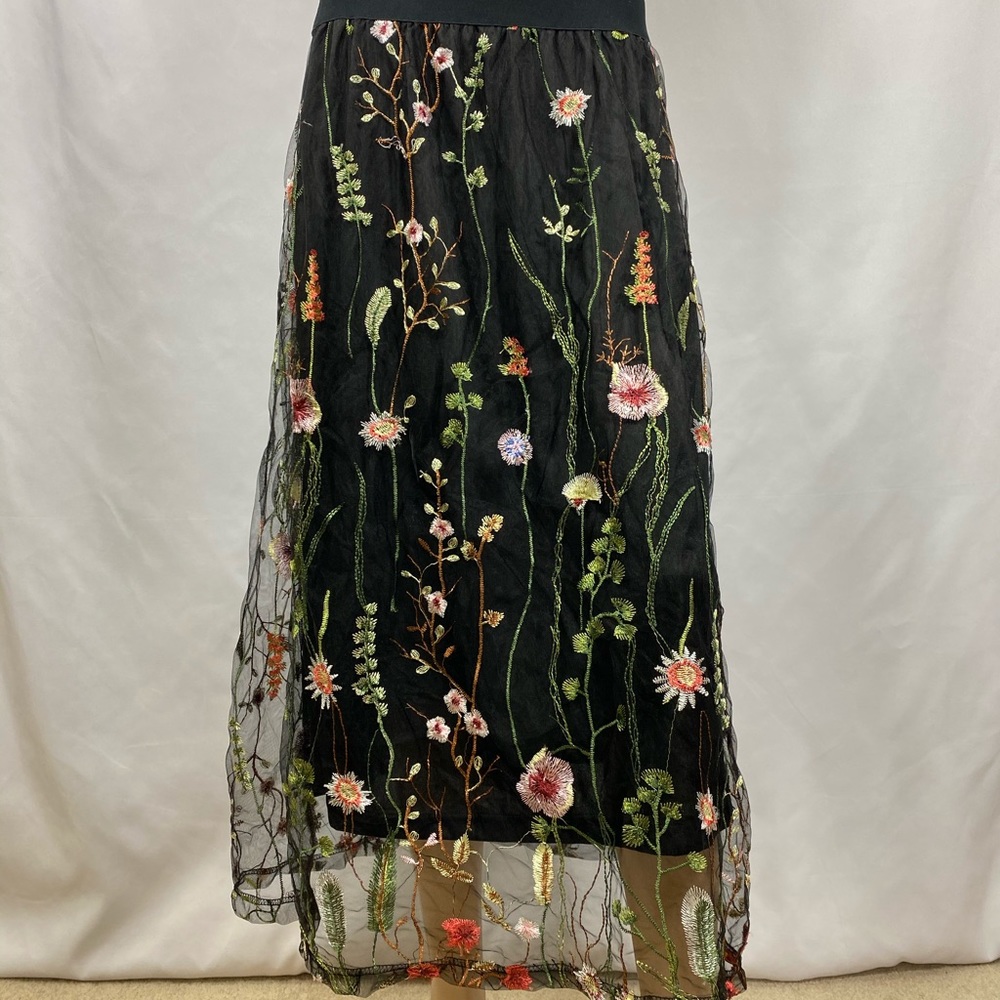 Black Lace overlay Skirt w/ knit lining - Picture 6 of 7